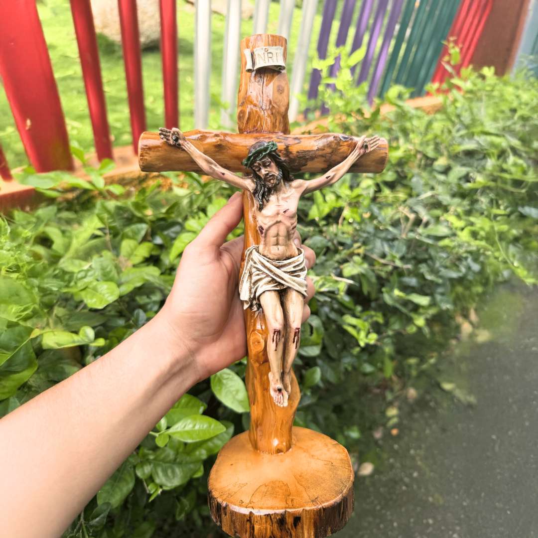 Crucifijo Rústico Artesanal en Madera y resina – Hecho a Mano